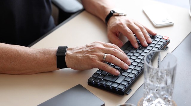 Hände beim Arbeiten an der Tastatur